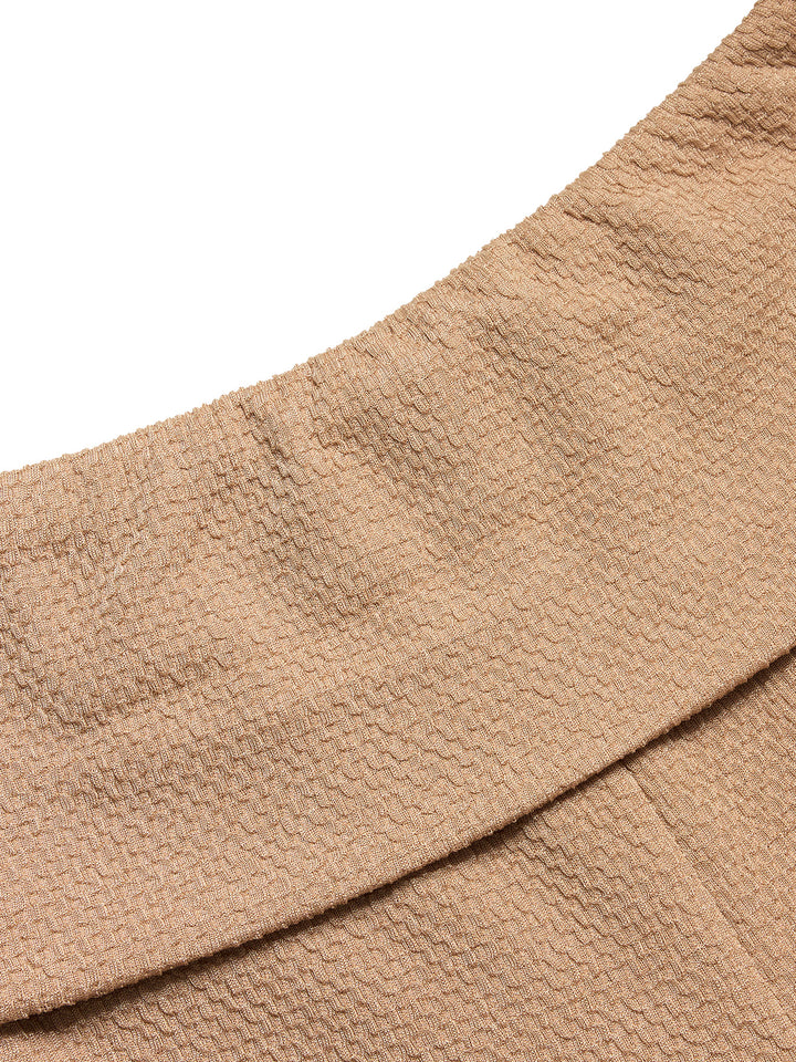 Pantalon féminin texturé à l'évassement naturel décontracté décontracté.